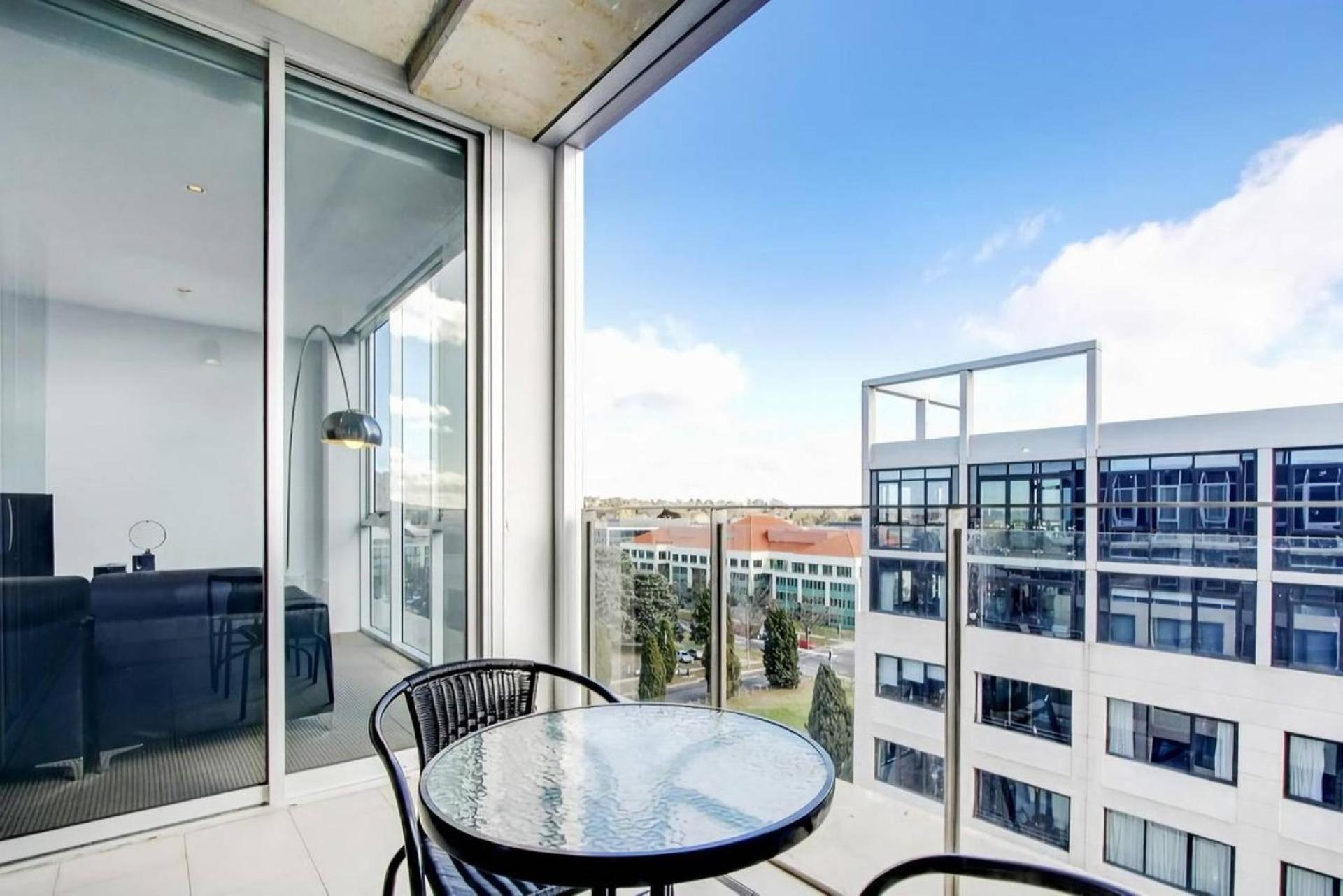 Realm Park 39 Barton Act Apartment *