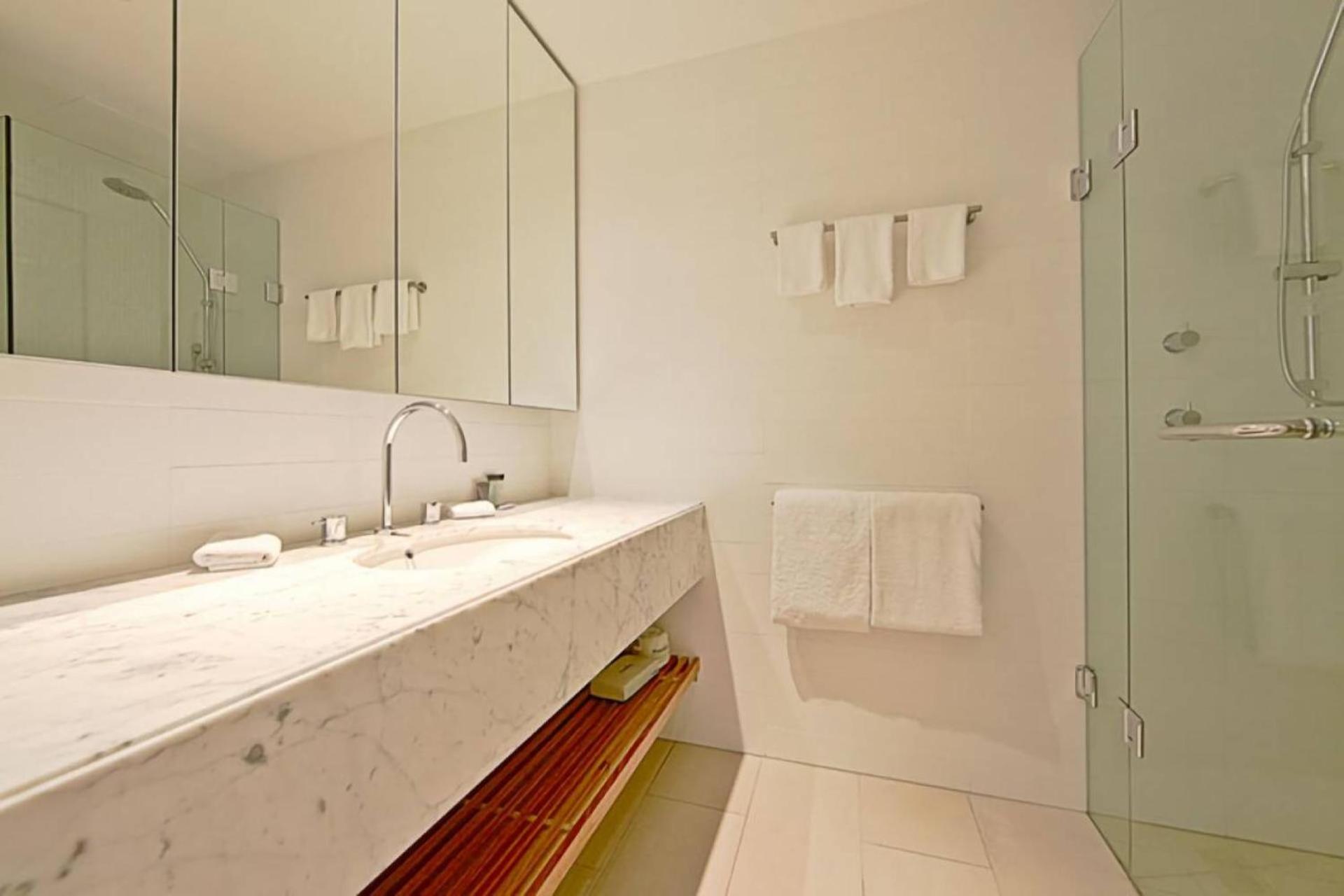 Realm Park 39 Barton Act Apartment *