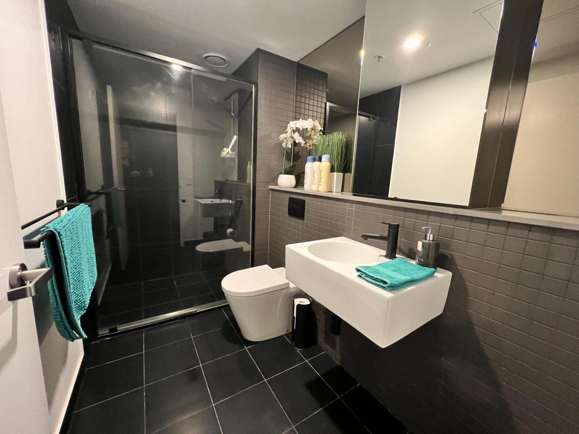 Apartment Midnight Luxe: Urban Braddon With Skyline Views