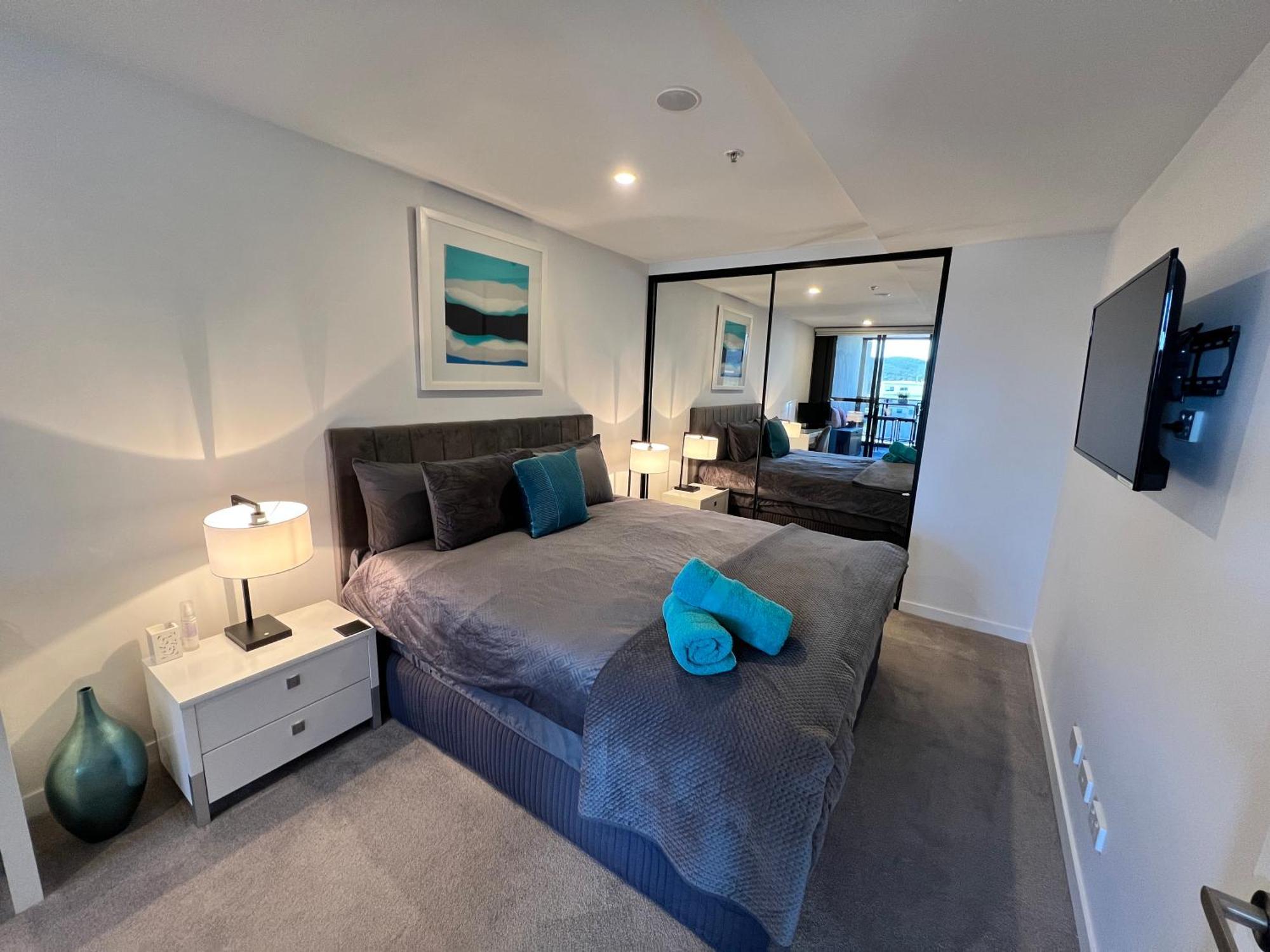 Midnight Luxe: Urban Braddon With Skyline Views Apartment *