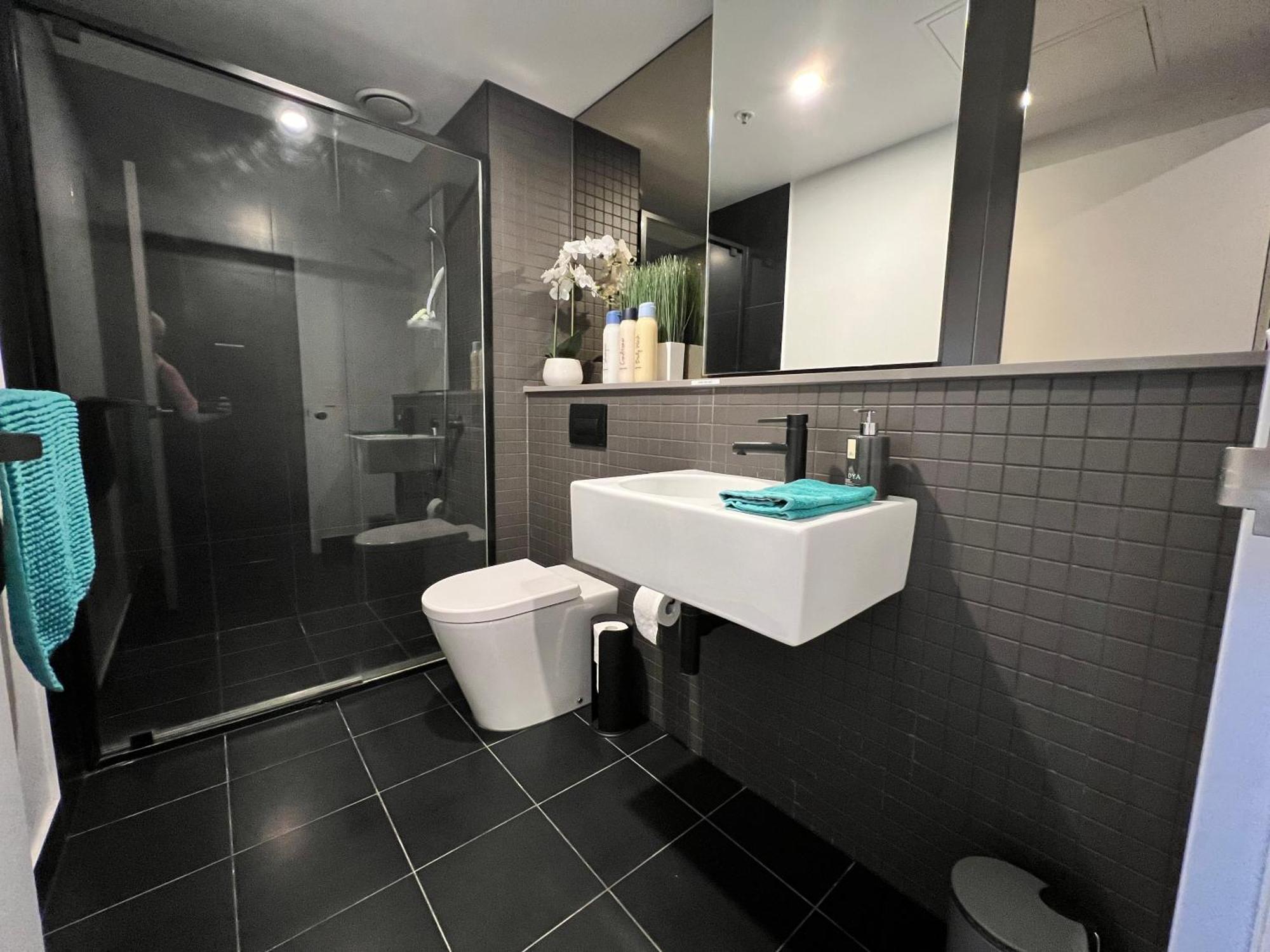 Midnight Luxe: Urban Braddon With Skyline Views *