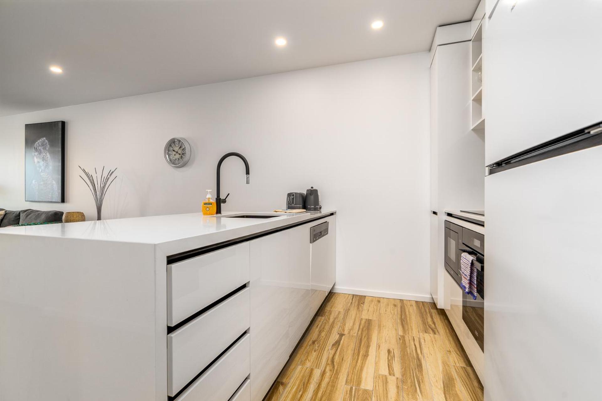 Lovely 2br W Free Parking On Premises Apartment