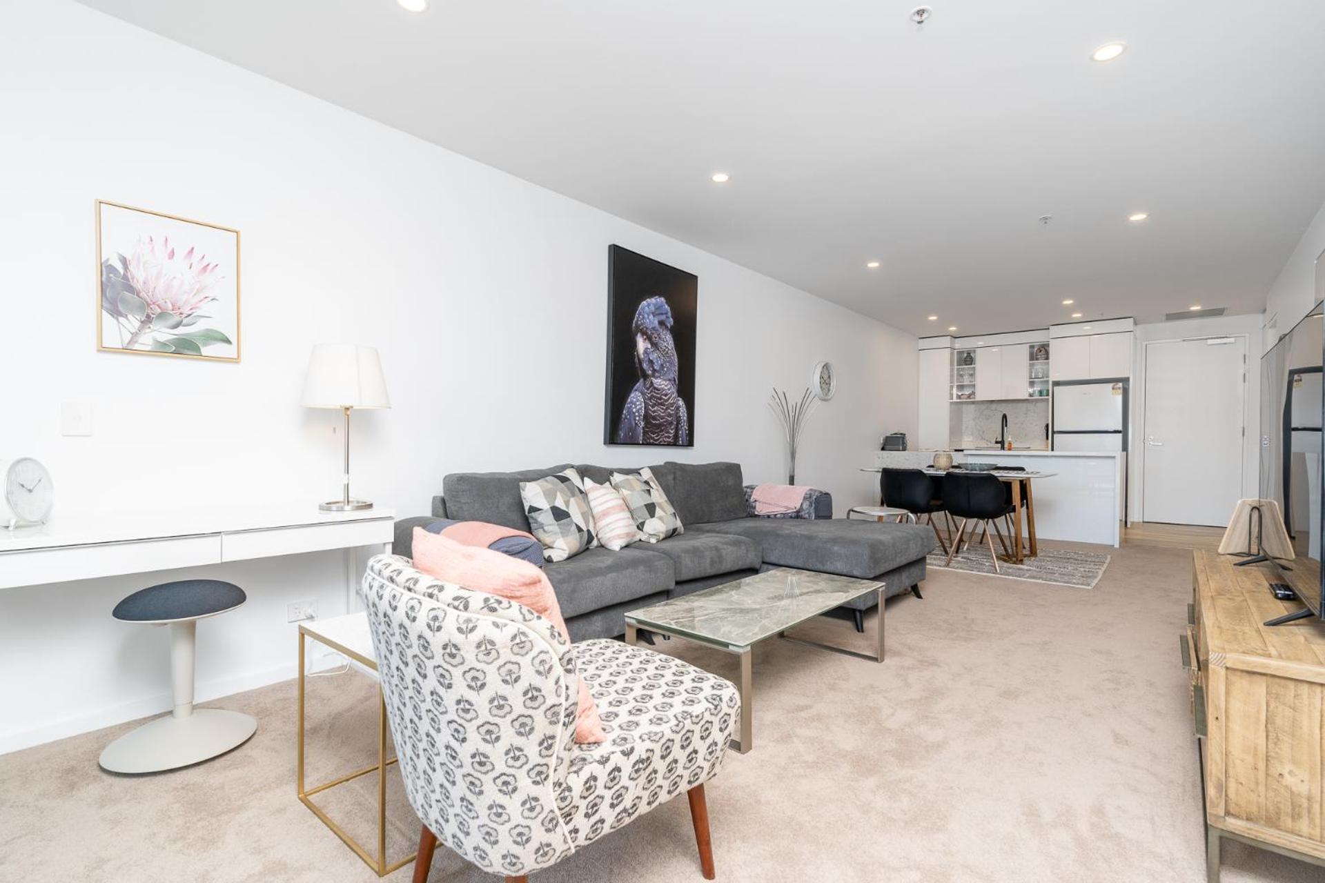 Lovely 2br W Free Parking On Premises Apartment *