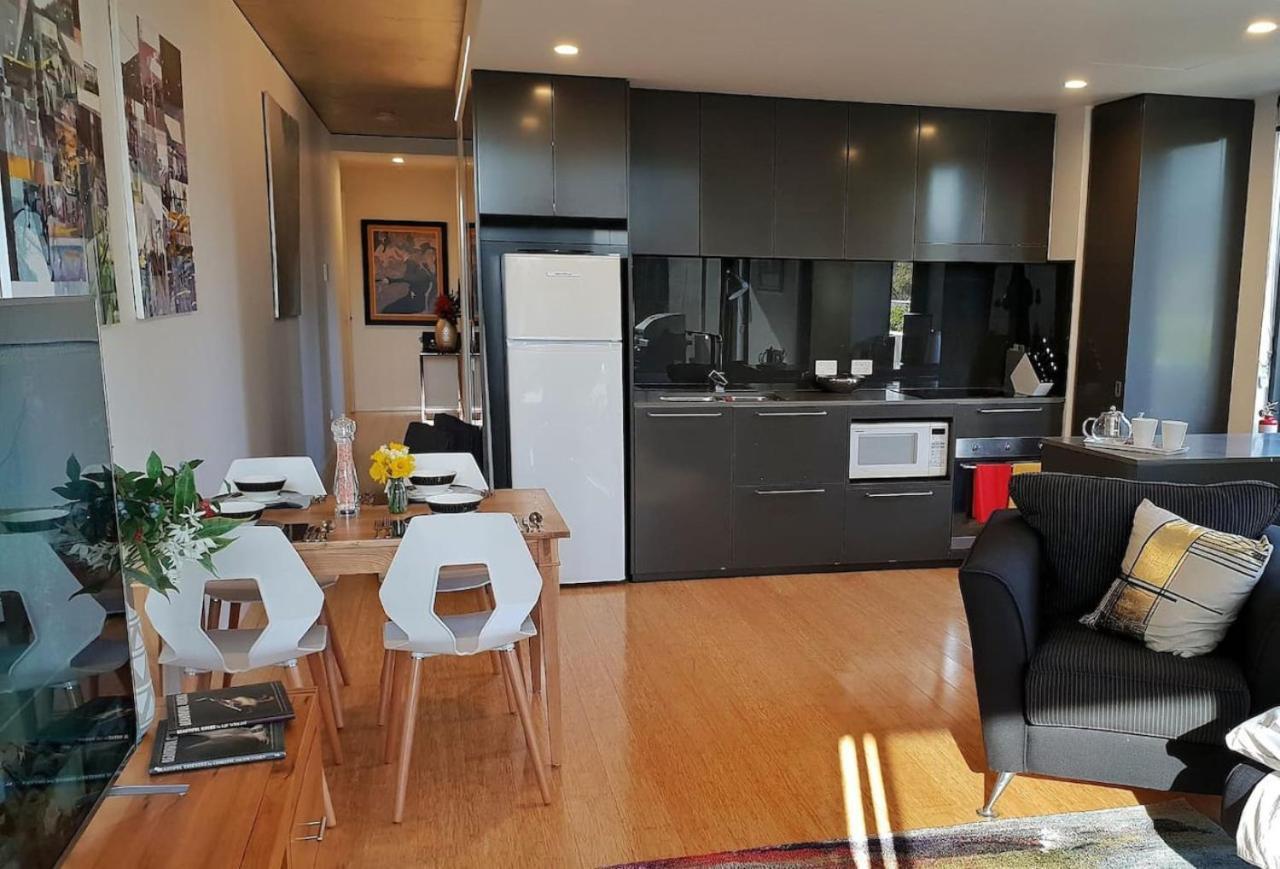 Apartment Modern - Prime Location With Heated Pool Canberra