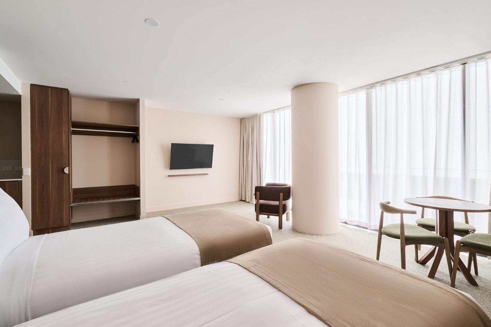 Abode Phillip 4*