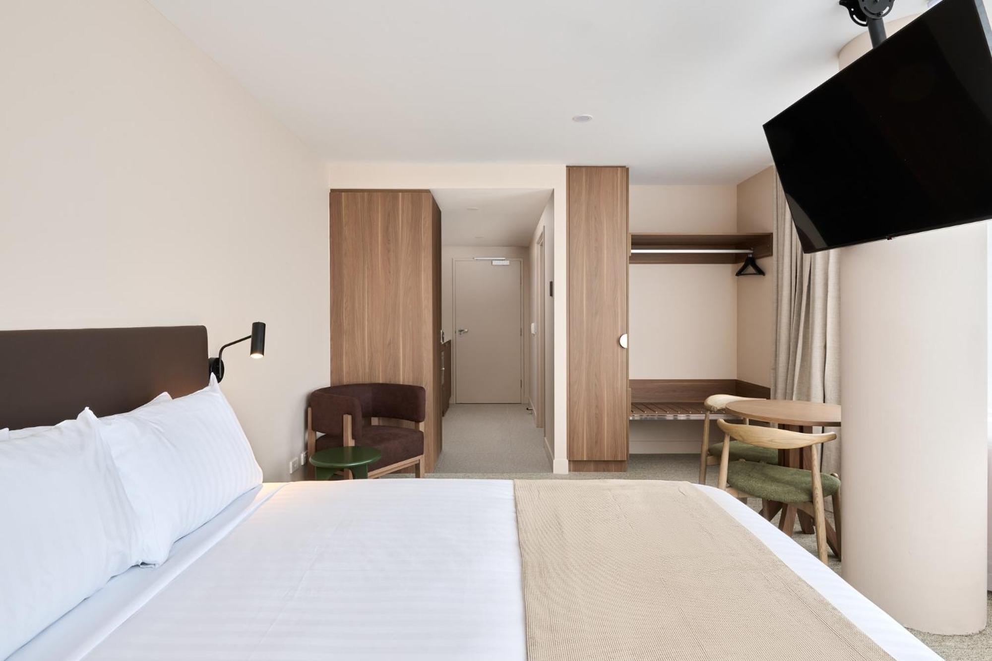 Abode Phillip 4*