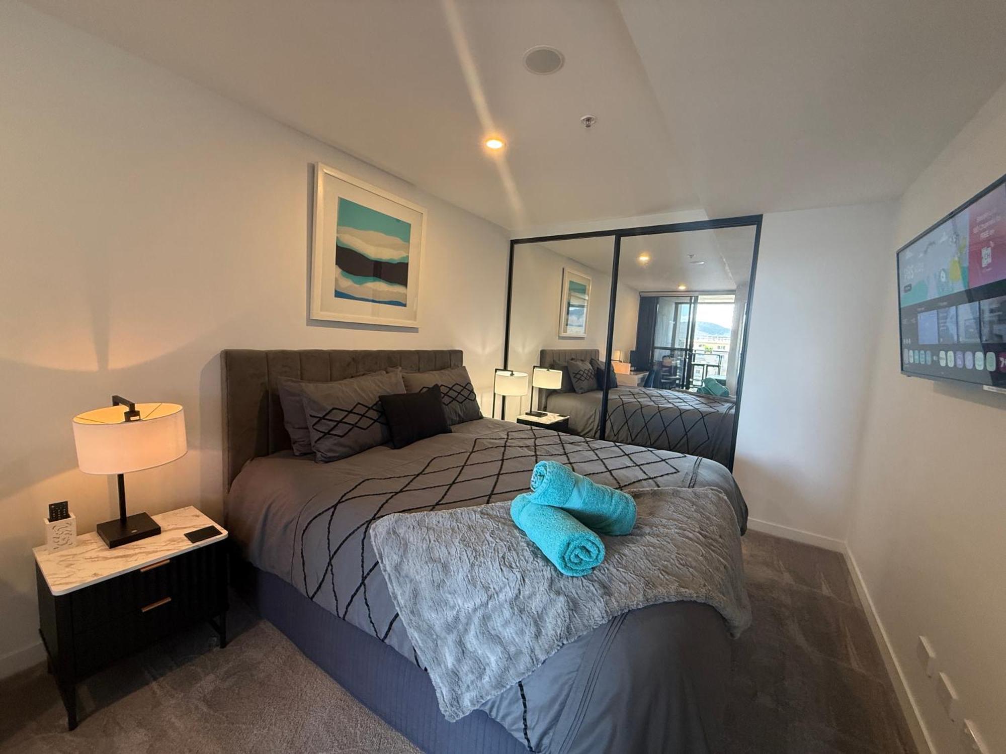 Midnight Luxe: Urban Braddon With Skyline Views Apartment *