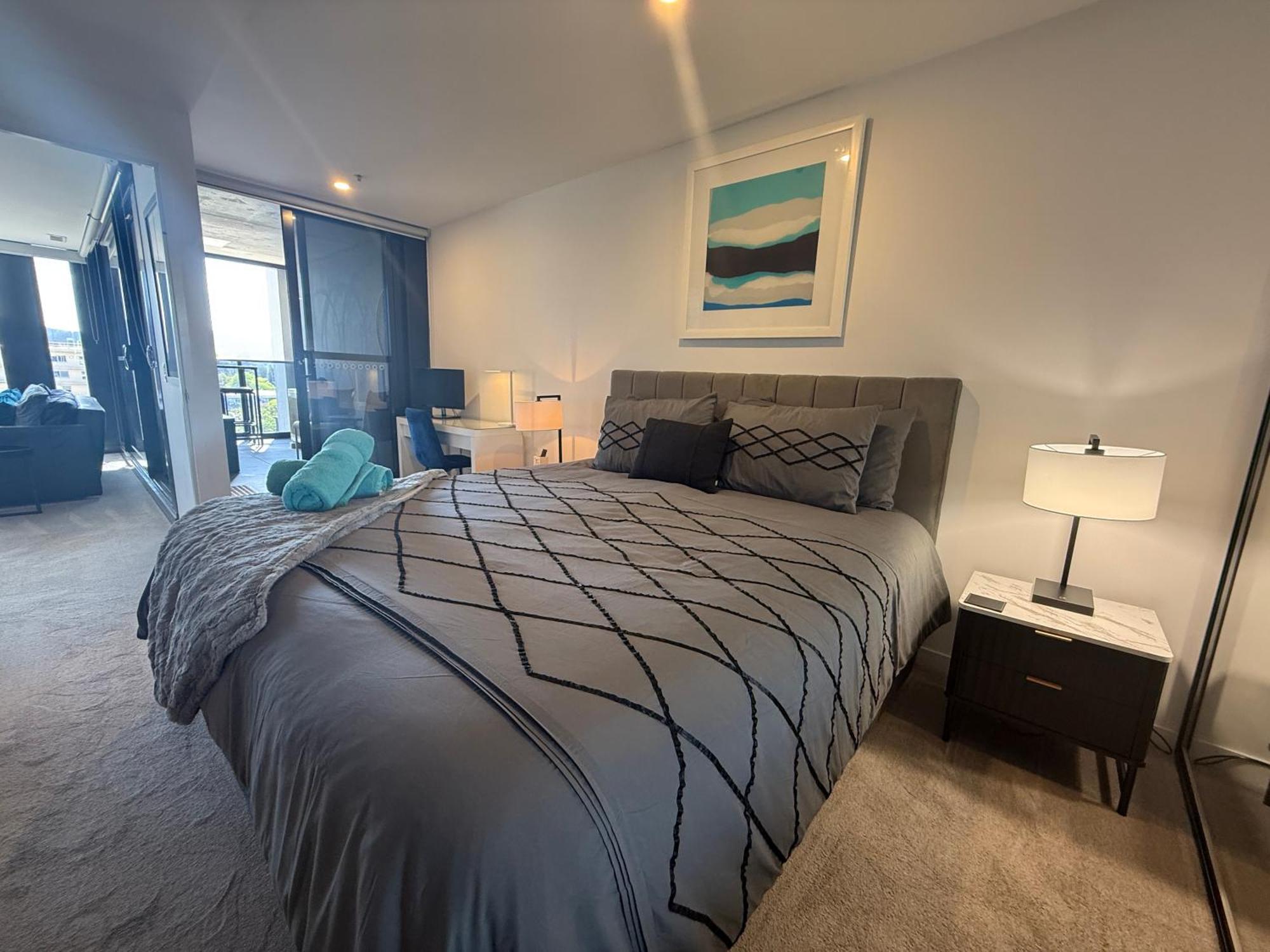 Apartment Midnight Luxe: Urban Braddon With Skyline Views *